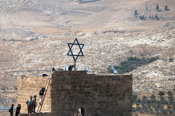 فلسطينيون ونشطاء دوليون خلال وقفة تضامنية مع أصحاب أراضٍ مهددة بالمصادرة في منطقة هراسا بمدينة بيت ساحور، في 14 أغسطس/آب 2026.(تصوير: مأمون وزواز)