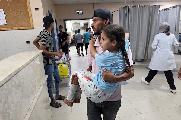 فلسطينيون ينقلون جثمان شاب وستة جرحى، بينهم أطفال، إلى مجمع ناصر الطبي عقب غارة إسرائيلية استهدفت سطح منزل في مخيم خان يونس للاجئين، جنوب قطاع غزة، في 24 أغسطس/آب 2026. صورة: طارق محمد