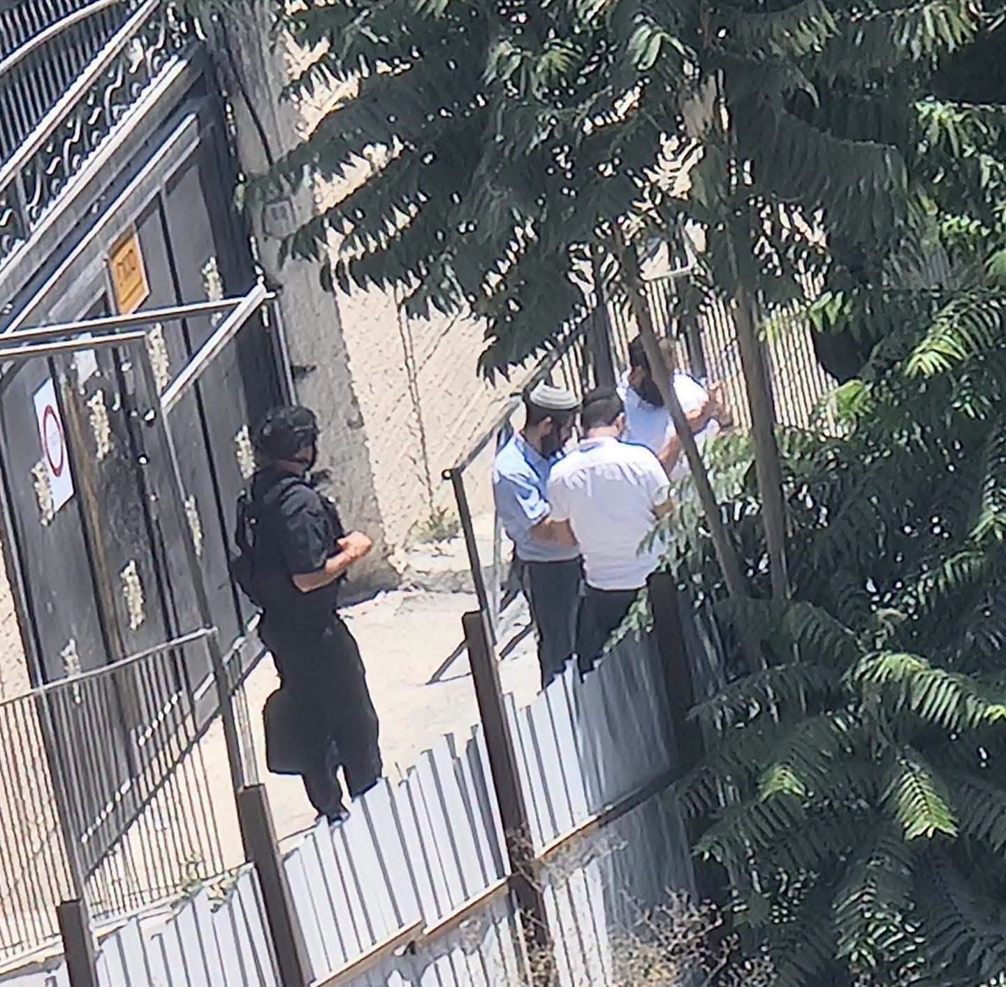 اقتحم عضو الكنيست الإسرائيلي المتطرف تسفي سوكوت، للمرة الثانية، مدرسة نور الهدى في منطقة رأس شحادة بمخيم شعفاط شمال شرق القدس.jpg