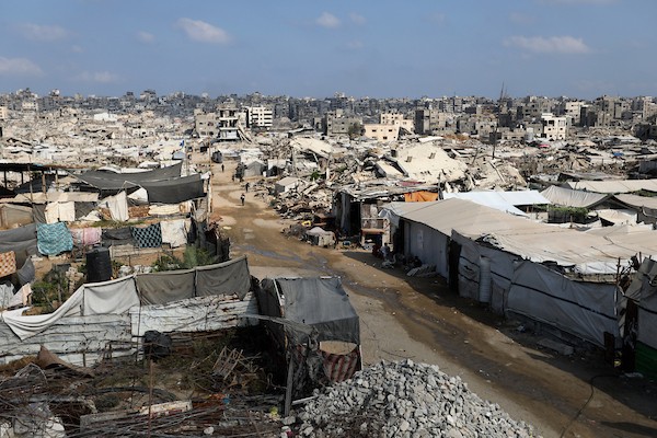 خيام فلسطينية نُصبت بجوار منازل مدمرة في منطقة الزرقاء بمدينة غزة. (تصوير: بلال أسامة)