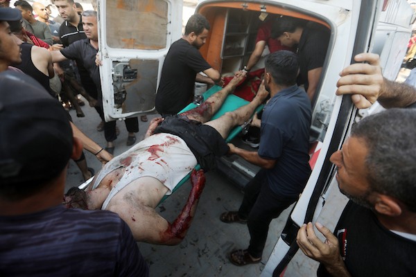 إجلاء جرحى فلسطينيين وانتشال جثث من موقع غارة جوية إسرائيلية استهدفت خيمة تأوي نازحين في شارع الثورة بمدينة غزة في 2 أغسطس/آب 2026. (صورة: بلال أسامة)