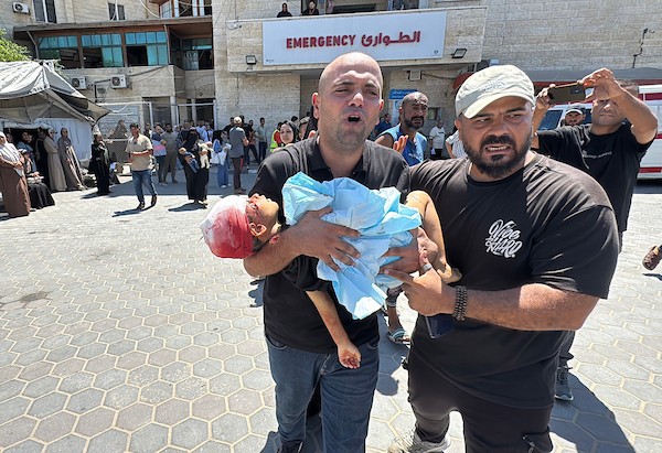فلسطينيون يودّعون جثماني الطفل تيم حمدان (3 أعوام) والشاب حسام نصير في مستشفى شهداء الأقصى، عقب قصف إسرائيلي على دير البلح وسط قطاع غزة، 30 أغسطس/آب 2026. (تصوير: أحمد إبراهيم)