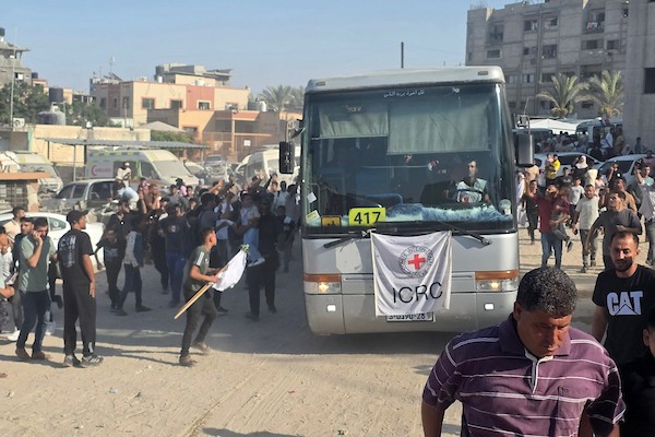 عائلات تستقبل مرضاها في مجمع ناصر الطبي بخان يونس بعد عودتهم إلى غزة وفراق دام قرابة ثلاثة أعوام. (تصوير: طارق محمد)