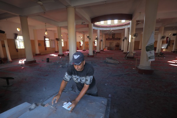 يتفقد فلسطينيون الدمار الذي لحق بمسجد أبو سليم التاريخي في دير البلح، وسط قطاع غزة، في 25 أغسطس/آب 2026، بعد استهدافه في غارة إسرائيلية. (صورة: حسن الجدي)