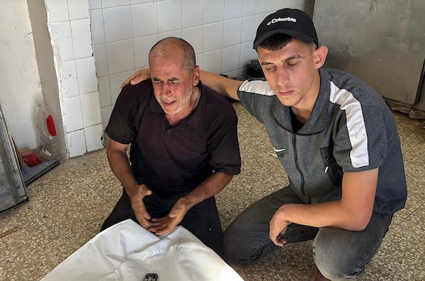 ودّع فلسطينيون جثمان إسماعيل أبو الفول، 25 عامًا، في مشرحة مستشفى شهداء الأقصى، في 23 أغسطس/آب 2026.(صورة: أحمد إبراهيم)