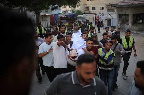 فلسطينيون يشاركون في تشييع عامل التوصيل رائد عادل محمد عليان (24 عامًا)، الذي استشهد في غارة جوية إسرائيلية، 29 أغسطس/آب 2026.تصوير: محمد صالحة