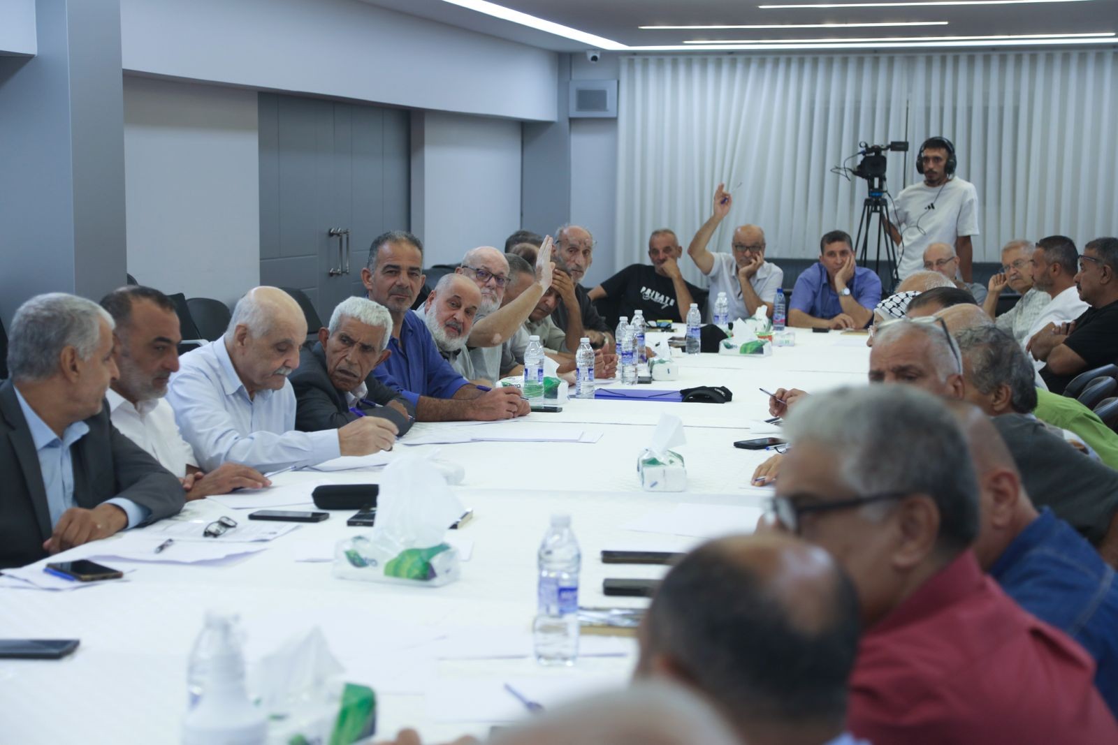 أبو هولي يضع اللجان الشعبية في المخيمات الفلسطينية بلبنان في صورة التحركات السياسية لحماية الأونروا وتعزيز صمود اللاجئين 12.jpg