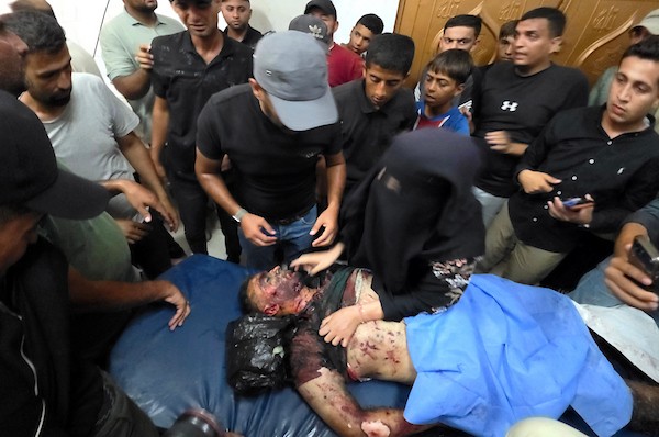 ودّع المشيّعون جثمان حذيفة كوارع خلال جنازته في مجمع ناصر الطبي بخان يونس، جنوب قطاع غزة، في 13 أغسطس/آب 2026.(صورة: طارق محمد )