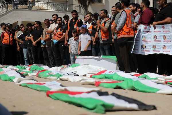 فلسطينيون يشاركون في تشييع رفات 50 شخصًا انتُشلوا من تحت أنقاض مبانٍ مدمرة في مدينة غزة، 20 آب/أغسطس 2026. (تصوير: بلال أسامة)