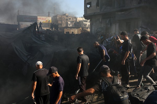 فلسطينيون يتجمعون قرب محطة لتحلية المياه استهدفتها غارة إسرائيلية في حي الشيخ رضوان بمدينة غزة، في 24 أغسطس/آب 2026.صورة: محمد صالحة
