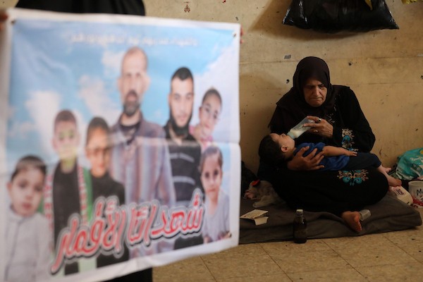 الطفل الفلسطيني حمزة الرباعي، البالغ من العمر عامًا واحدًا، يعيش مع أقارب والده في مركز إيواء بمدينة غزة، بعدما أصبح الناجي الوحيد من عائلته المباشرة إثر مقتل والديه وإخوته الثلاثة في هجمات إسرائيلية منفصلة، 10 أغسطس/آب 2026. (صورة: بلال أسامة)