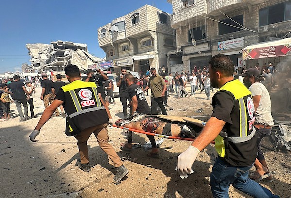 تجمّع فلسطينيون في موقع غارة إسرائيلية استهدفت مركبة مدنية في حي تل الهوى بمدينة غزة في 31 أغسطس/آب 2026، بينما يحاول رجال الإطفاء إخماد حريق اندلع في الموقع. وانتشلت فرق الإسعاف جثث ثلاثة فلسطينيين استشهدوا في الغارة. (صورة: هادي داود)