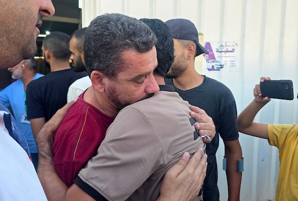 وصل أسرى فلسطينيون مُفرج عنهم من السجون الإسرائيلية إلى مستشفى ناصر في خان يونس، جنوب قطاع غزة، عبر معبر كرم أبو سالم، برفقة اللجنة الدولية للصليب الأحمر، لإجراء فحوصات طبية في 30 أغسطس/آب 2026. (صورة: طارق محمد)