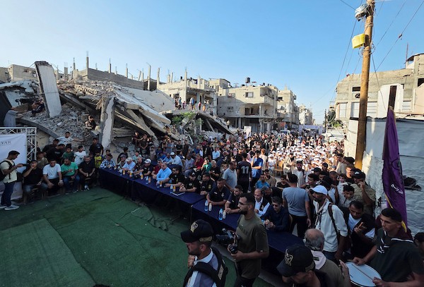أطفال فلسطينيون يشاركون في ماراثون بين أنقاض حي الأمل في خان يونس، بالتزامن مع إطلاق مبادرة محلية لدعم الأيتام، جنوب قطاع غزة، 31 يوليو/تموز 2026. تصوير: طارق محمد.