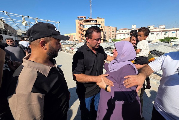 مرضى فلسطينيون ومرافقوهم لدى وصولهم إلى مجمع ناصر الطبي في خان يونس، جنوب قطاع غزة، في 10 أغسطس/آب 2026، بعد عودتهم من الضفة الغربية عبر معبر كرم أبو سالم إثر أشهر من تعذر الوصول إلى غزة بسبب الحرب وإغلاق المعابر. (صورة: طارق محمد)