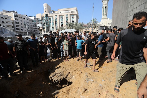 إجلاء جرحى فلسطينيين وانتشال جثث من موقع غارة جوية إسرائيلية استهدفت خيمة تأوي نازحين في شارع الثورة بمدينة غزة في 2 أغسطس/آب 2026. (صورة: بلال أسامة)