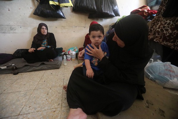 الطفل الفلسطيني حمزة الرباعي، البالغ من العمر عامًا واحدًا، يعيش مع أقارب والده في مركز إيواء بمدينة غزة، بعدما أصبح الناجي الوحيد من عائلته المباشرة إثر مقتل والديه وإخوته الثلاثة في هجمات إسرائيلية منفصلة، 10 أغسطس/آب 2026. (صورة: بلال أسامة)