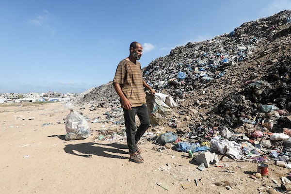 الفلسطيني محمد الطرابيش يبحث في مكب للنفايات عن مواد قابلة للاشتعال لاستخدامها في الطهي بمخيم البريج وسط قطاع غزة، في 26 أغسطس/آب 2026، بعد نزوحه من بيت حانون وفي ظل النقص الحاد في غاز الطهي. تصوير: معز صالحي.