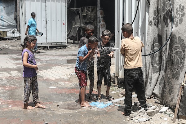 فلسطينيون نازحون داخل ملاجئ تابعة لـ«الأونروا» في مخيم النصيرات، وسط قطاع غزة، في 7 أغسطس/آب 2026، في ظل ارتفاع درجات الحرارة ونقص التهوية والكهرباء والمياه. تصوير: معز صالحي