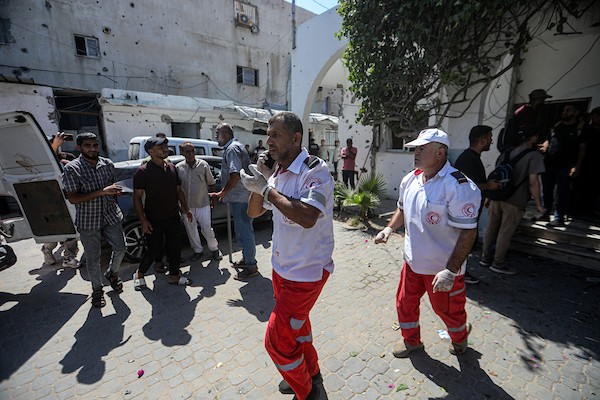انتشل مسعفون ومتطوعون جثامين شهداء وجرحى من موقع غارة إسرائيلية استهدفت مقرًا للشرطة البلدية وسط غزة، 19 أغسطس/آب 2026،(صورة: بلال أسامة)