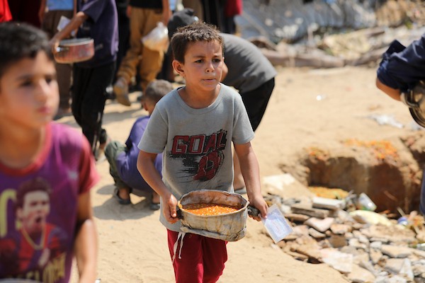 في 22 أغسطس/آب 2026، تلقى فلسطينيون وجبات طعام مطبوخة مجانية في مخيم للنازحين بمنطقة جباليا شمال قطاع غزة. (صورة: بلال أسامة)
