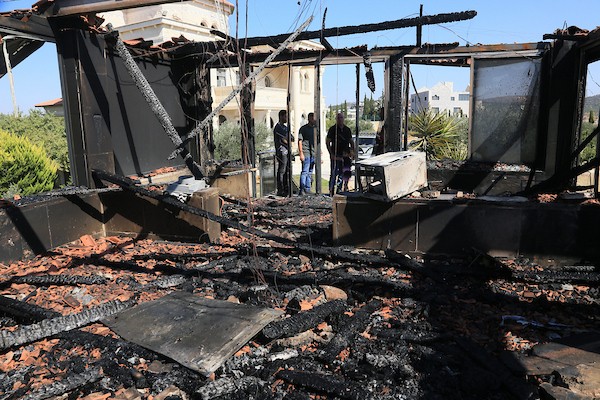 يتفقد فلسطينيون منزلاً أُضرمت فيه النيران عقب هجوم شنه مستوطنون إسرائيليون في قرية أوصرين، جنوب نابلس، في 23 أغسطس/آب 2026.(صورة: محمد ناصر)