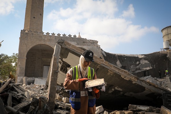 متطوعون من فريق حماة التراث يعملون على ترميم مسجد أبو سليم التاريخي في دير البلح وسط قطاع غزة، في 27 آب/أغسطس 2026. (تصوير: معز صالحي)