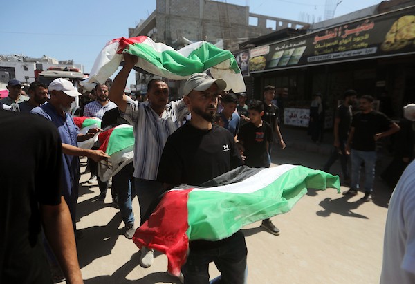 فلسطينيون يشاركون في تشييع رفات 50 شخصًا انتُشلوا من تحت أنقاض مبانٍ مدمرة في مدينة غزة، 20 آب/أغسطس 2026. (تصوير: بلال أسامة)
