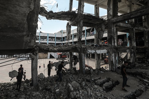 فلسطينيون نازحون داخل ملاجئ تابعة لـ«الأونروا» في مخيم النصيرات، وسط قطاع غزة، في 7 أغسطس/آب 2026، في ظل ارتفاع درجات الحرارة ونقص التهوية والكهرباء والمياه. تصوير: معز صالحي