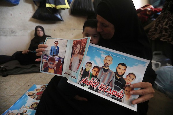 الطفل الفلسطيني حمزة الرباعي، البالغ من العمر عامًا واحدًا، يعيش مع أقارب والده في مركز إيواء بمدينة غزة، بعدما أصبح الناجي الوحيد من عائلته المباشرة إثر مقتل والديه وإخوته الثلاثة في هجمات إسرائيلية منفصلة، 10 أغسطس/آب 2026. (صورة: بلال أسامة)