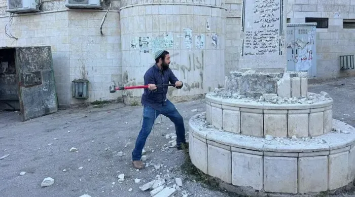 نتنياهو وساعر يهاجمان سوكوت بعد هدم نصب في الضفة.webp