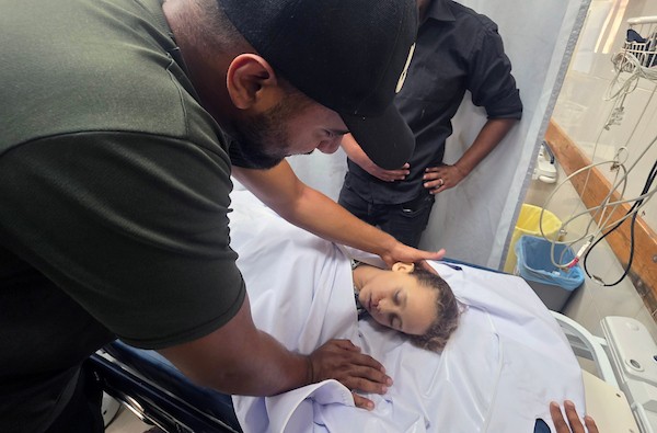 فلسطينيون يشيّعون الطفلة أمل نشأت أبو خاطر، 10 أعوام، خلال جنازتها في خان يونس جنوب قطاع غزة، في 24 أغسطس/آب 2026، بعد مقتلها بنيران القوات الإسرائيلية، بحسب عائلتها. الصورة: طارق محمد