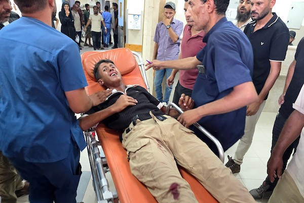 مسعفون فلسطينيون ينقلون جثمان إسماعيل محمد البريم وجرحى، بينهم أطفال، إلى مجمع ناصر الطبي بعد غارة إسرائيلية استهدفت خيمة في مخيم الغيث بمنطقة المواصي في خان يونس، 26 أغسطس/آب 2026. تصوير: طارق محمد.