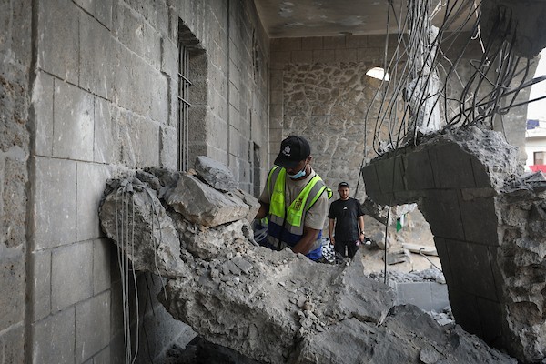 متطوعون من فريق حماة التراث يعملون على ترميم مسجد أبو سليم التاريخي في دير البلح وسط قطاع غزة، في 27 آب/أغسطس 2026. (تصوير: معز صالحي)