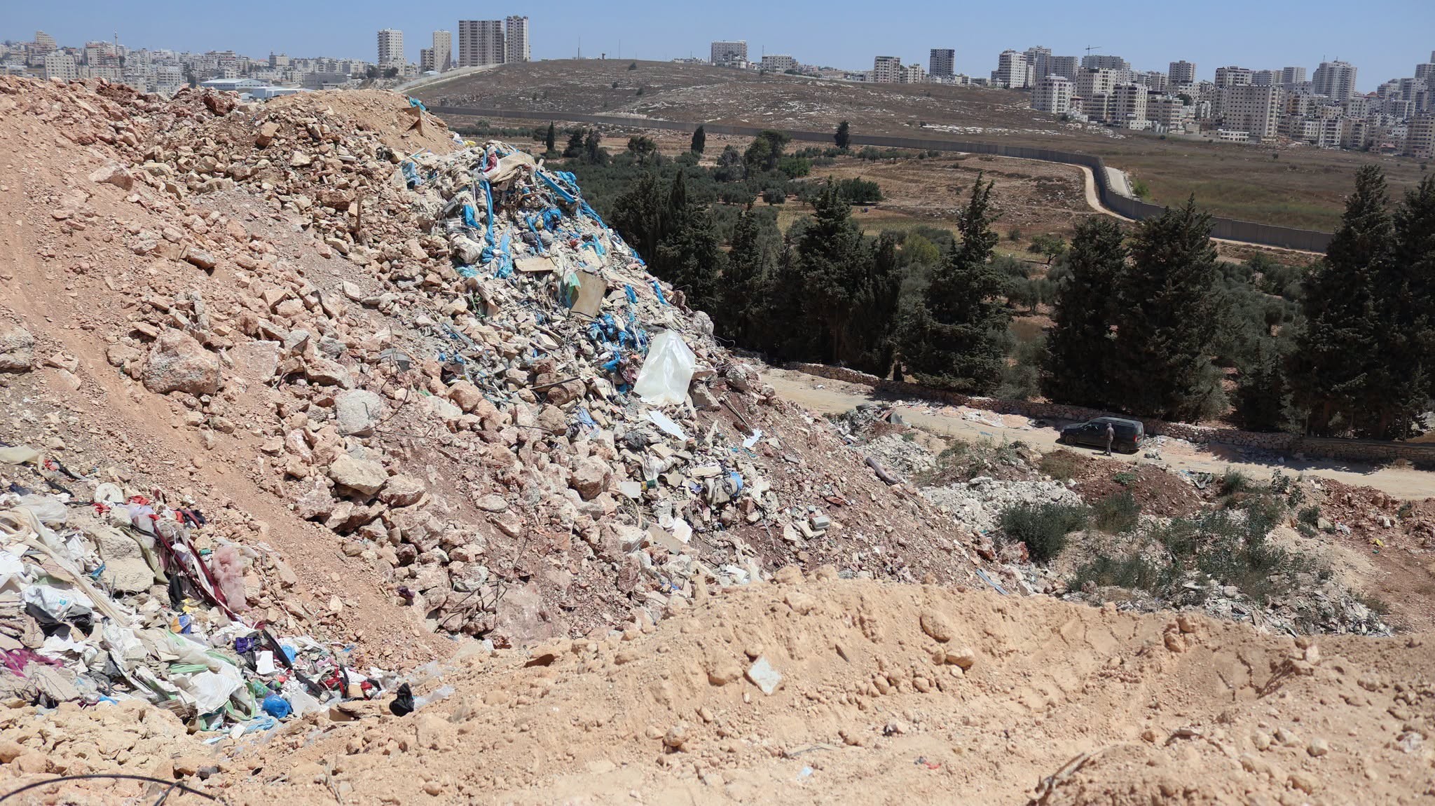 إغلاق مكب عشوائي في قلنديا تنفيذاً لقرار قضائي 1.jpg