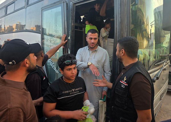 مرضى ومرافقوهم يصلون إلى مجمع ناصر الطبي في خان يونس بعد عودتهم من الأردن إثر انتهاء علاجهم، ضمن مجموعة تضم 63 مريضًا ومرافقًا، 26 أغسطس/آب 2026. تصوير: طارق محمد.