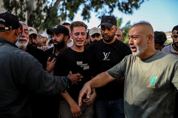 فلسطينيون يشيّعون جثامين تسعة أشخاص، بينهم طفل، استُشهدوا في غارة جوية إسرائيلية استهدفت مقرًا للشرطة وسط مدينة غزة، في 19 أغسطس/آب 2026. الصورة: بلال أسامة
