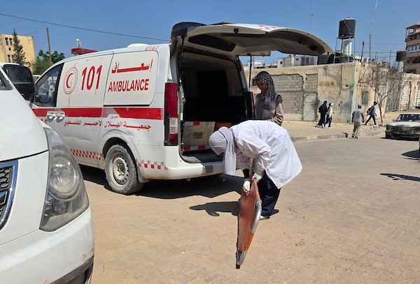 مسعفون فلسطينيون ينقلون جثمان إسماعيل محمد البريم وجرحى، بينهم أطفال، إلى مجمع ناصر الطبي بعد غارة إسرائيلية استهدفت خيمة في مخيم الغيث بمنطقة المواصي في خان يونس، 26 أغسطس/آب 2026. تصوير: طارق محمد.