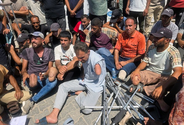 مرضى وجرحى فلسطينيون يحملون تحويلات طبية في احتجاج أمام مجمع ناصر الطبي في خان يونس، جنوب قطاع غزة، في 23 أغسطس/آب 2026، (صورة: طارق محمد)