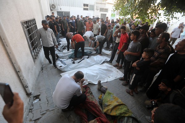 فلسطينيون يشيعون جثامين ستة أشخاص بينهم طفل في مستشفى الشفاء بمدينة غزة، في 18 أغسطس/آب 2026. تصوير: بلال أسامة