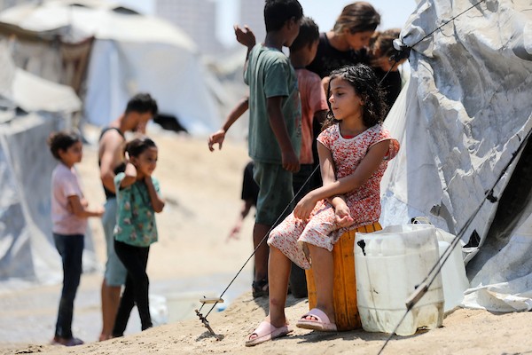 فلسطينيون نازحون يتجمعون للحصول على المياه في مخيم على شاطئ مدينة غزة، في 12 أغسطس/آب 2026. (صورة: أسامة)