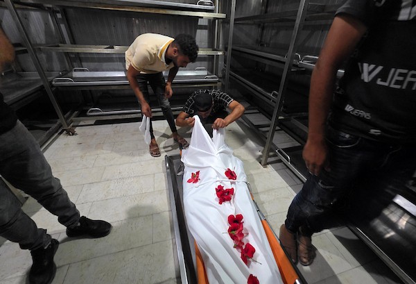 ودّع فلسطينيون جثمان إبراهيم كوارع خلال جنازته في خان يونس، جنوب قطاع غزة، في 22 أغسطس/آب 2026. صورة: طارق محمد