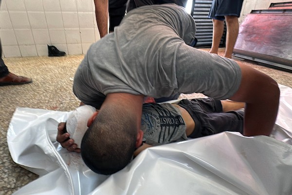 ودّع فلسطينيون جثمان طفل في مستشفى شهداء الأقصى بدير البلح، وسط قطاع غزة، في 23 أغسطس/آب 2026،(صورة: أحمد إبراهيم)