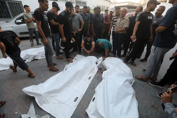 فلسطينيون يشيعون جثامين ستة أشخاص بينهم طفل في مستشفى الشفاء بمدينة غزة، في 18 أغسطس/آب 2026. تصوير: بلال أسامة