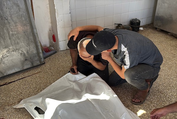 ودّع فلسطينيون جثمان إسماعيل أبو الفول، 25 عامًا، في مشرحة مستشفى شهداء الأقصى، في 23 أغسطس/آب 2026.(صورة: أحمد إبراهيم)
