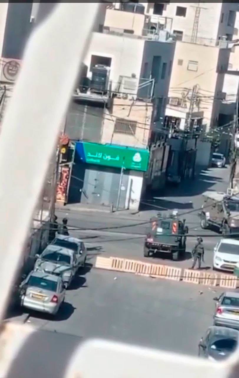 إغلاق قوات الاحتلال مدخل مخيم قلنديا شمال القدس 1.jpg