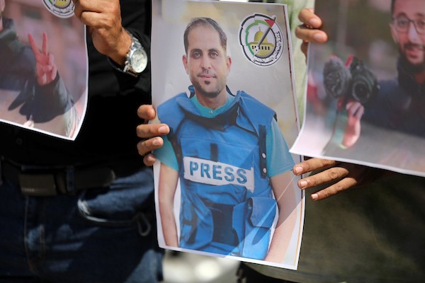 صحفيون فلسطينيون خلال وقفة أمام مستشفى الشفاء بمدينة غزة، في الذكرى الأولى لمقتل ستة من زملائهم، 10 أغسطس/آب 2026. تصوير: بلال أسامة.