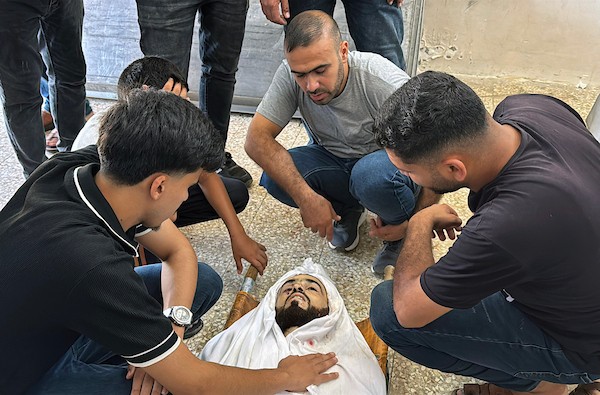 ودّاع الفلسطينيون جثمان محمد أبو أسد بعد استشهاده في غارة إسرائيلية استهدفت خيمة تأوي نازحين قرب مستشفى شهداء الأقصى في دير البلح، وسط قطاع غزة، في 24 أغسطس/آب 2026.(صورة: أحمد إبراهيم)