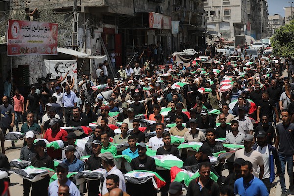 فلسطينيون يشيّعون في مدينة غزة، في 4 أغسطس/آب 2026، جثامين ورفات 112 شخصاً من عائلتي الحساينة وأبو شريعة، انتشلتها طواقم الدفاع المدني من تحت أنقاض منازلهم في حي الصبرة، بعد بقائها مدفونة منذ غارة إسرائيلية استهدفت المنطقة في نوفمبر/تشرين الثاني 2023.