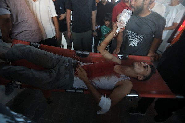 ودّع فلسطينيون جثامين ثلاثة أشخاص في مجمع الشفاء الطبي بمدينة غزة في 25 أغسطس/آب 2026، بعد استشهادهم في غارة إسرائيلية على مخيم جباليا (صورة: بلال أسامة)